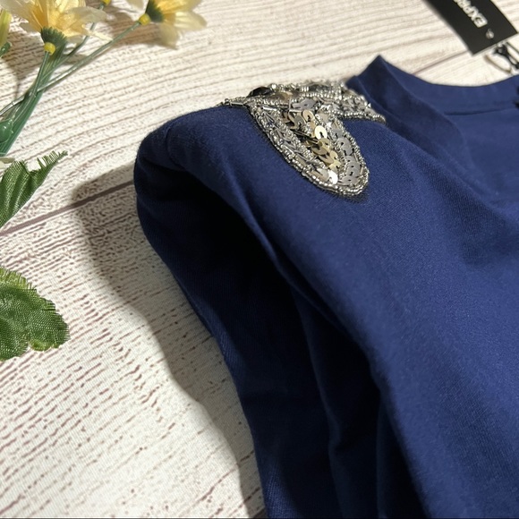 EXPRESS Embellished Padded Shoulder Crew Neck Tee - Picture 6 of 16